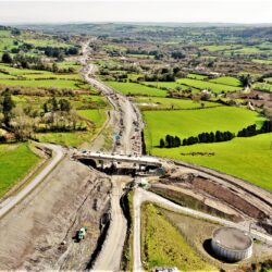 Tar dhroichead na gCillín-Killeen Overbridge