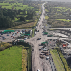 acomhal bóthair ag an Tonn Láin ó Thoir -Toonlane Junction looking East