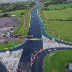 8-Toonlane traffic islands looking west - oileáin tráchta Thonn Lán ag féachaint siar